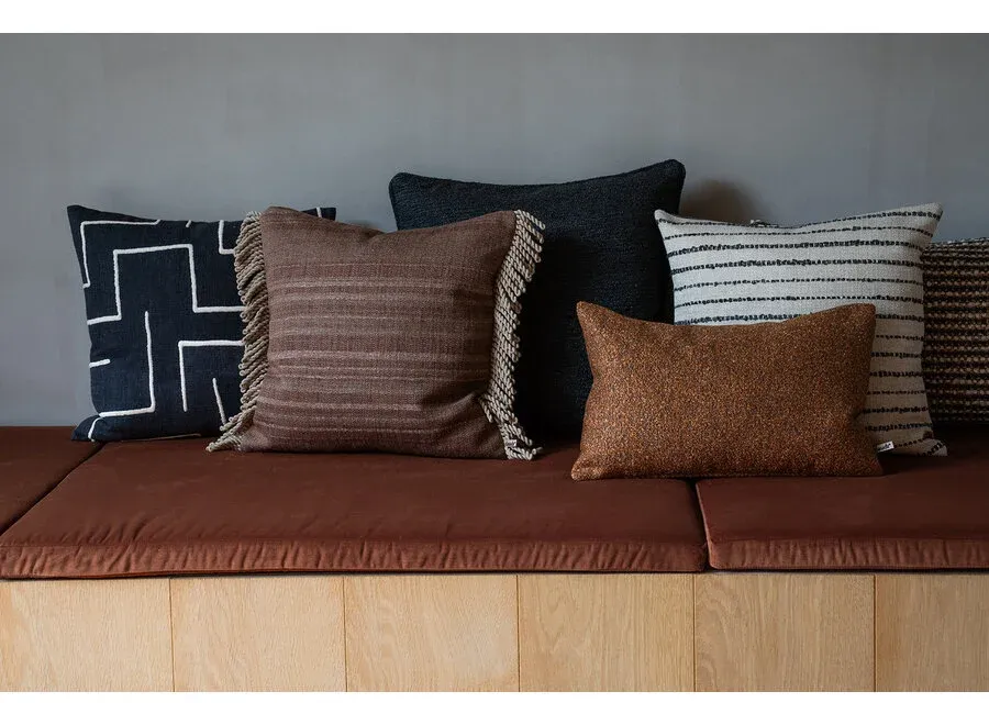 claudi-coussin-decoratif-krakas-anthracite-piping.webp