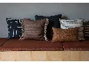 claudi-coussin-decoratif-krakas-anthracite-piping.webp