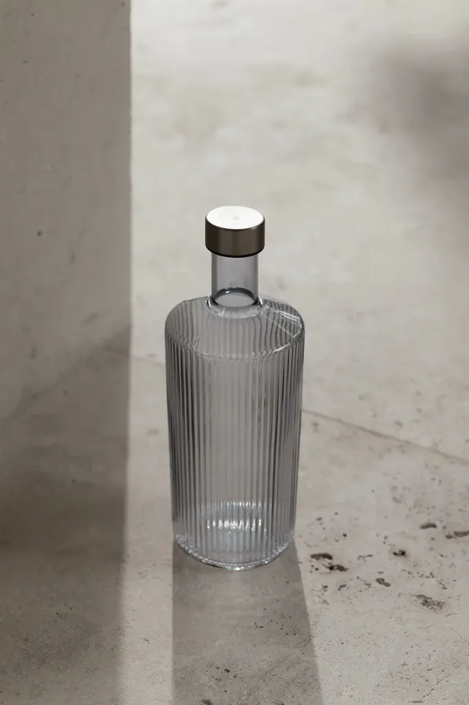 With_its_elegant_ribbed_silhouette_and_rich_twilight-inspired_tones_the_Twilight_Ribbed_bottle_from_Paveau_embodies_premium_Belgian_design_sustainab.webp