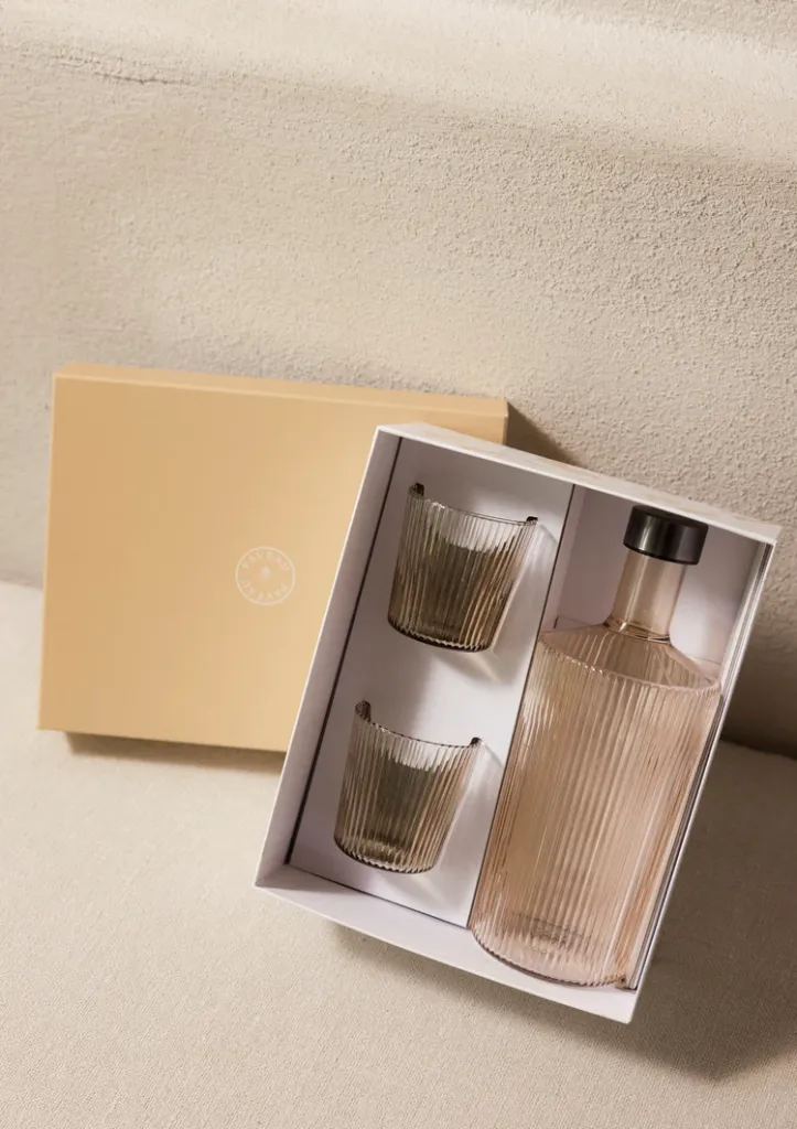 Discover_the_Ribbed_gift_set_in_Bells_by_Paveau_where_contemporary_aesthetics_meet_sustainable_craftsmanship_and_refined_tableware_design.webp